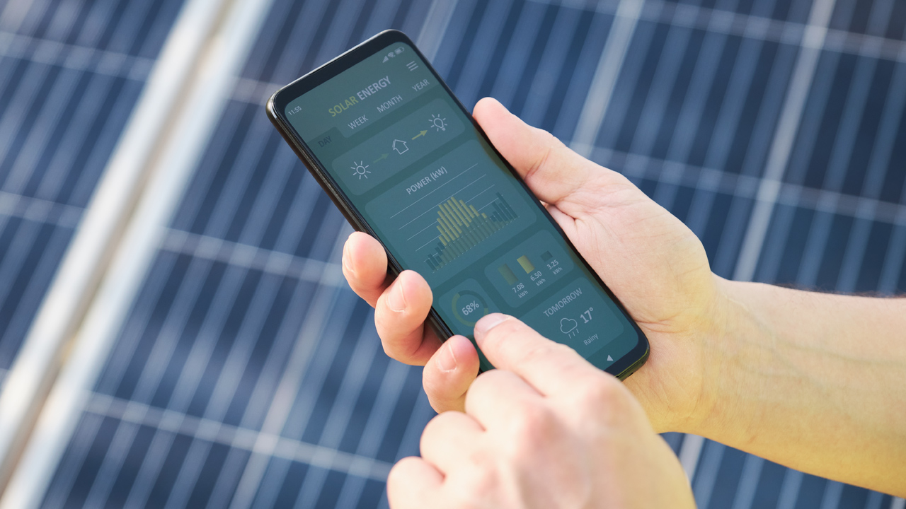 Paneles fotovoltaicos y app de control- balance neto horario